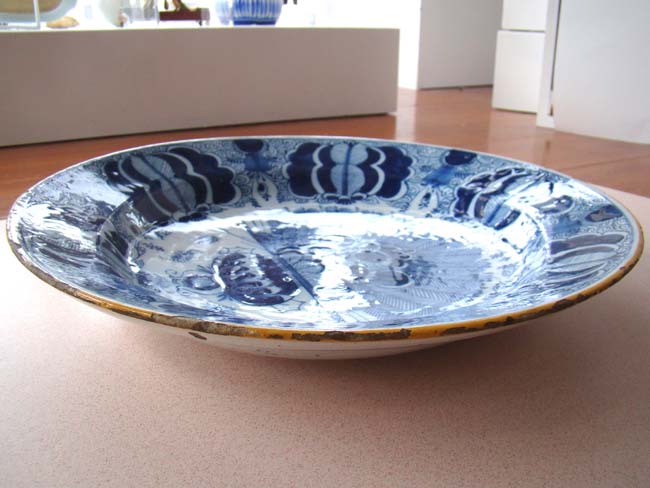 An 18th century Dutch Delft Charger in the 'peacock' pattern made by De Porceleyne Claew factory circa 1760 — image 4
